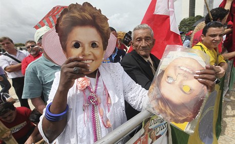 Desetitisce lid zdravily Dilmu Roussefovou na cest do Nrodnho kongresu, kde sloila prezidentskou psahu. (1. ledna 2011)