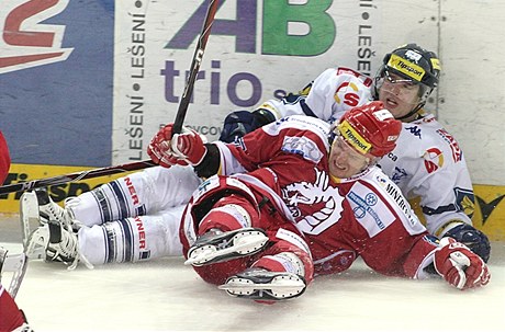 POJ SI LEHNOUT. Momentka z hokejovho utkn Liberec - Tinec.