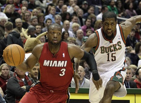 Dwyane Wade (vlevo) z Miami Heat unik Johnu Salmonsovi z Milwaukee Bucks.