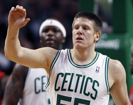 Luke Harangody z Bostonu Celtics slav svou trefu.