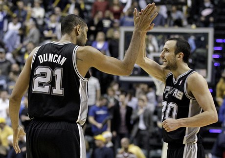 Tim Duncan (vlevo) a Manu Ginbili ze San Antonia Spurs.