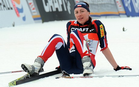 BOLEST. Justyna Kowalczykov se vykrbala na sjezdovku Alpe Cermis v rmci Tour de Ski jako prvn.