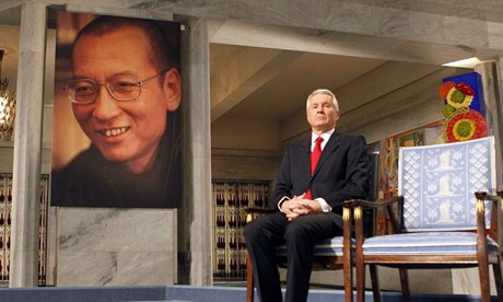 Liou Siao-po Nobelovu cenu pevzt nepijel, nsk ady jeho ani nikoho z jeho rodiny nepustily. Jeho idle proto zstala pi ceremonilu przdn