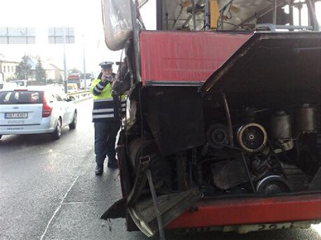 Nehoda nkladnho auta s autobusem v Praze