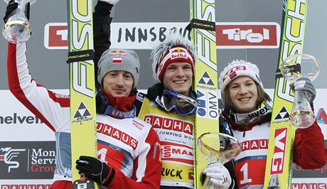 Trio nejlepch z Innsbrucku (zleva): druh Adam Malysz, vtz Thomas Morgenstern a tet Tom Hilde