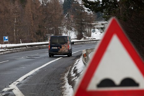 Díra ve vozovce na silnici R4 u Jíloviště komplikuje život řidičům.