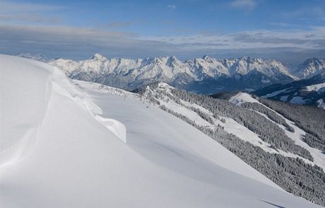 Zell am See. Pohled na Hochkonig, v poped erven sjezdovky pod Sonnkogelem