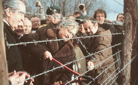 Ji Dienstbier sth v prosinci 1989 eleznou oponu na rakouskch hranicch