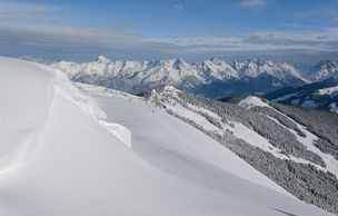 Zell am See. Pohled na Hochkonig, v poped erven sjezdovky pod Sonnkogelem