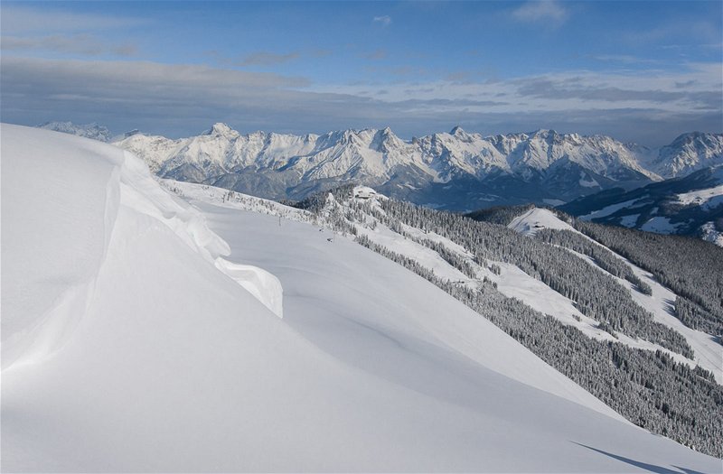 Zell am See. Pohled na Hochkonig, v popedí ervené sjezdovky pod Sonnkogelem