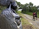 Kojc ena - sochy z hadce bn stoj v okol Tengenenge 