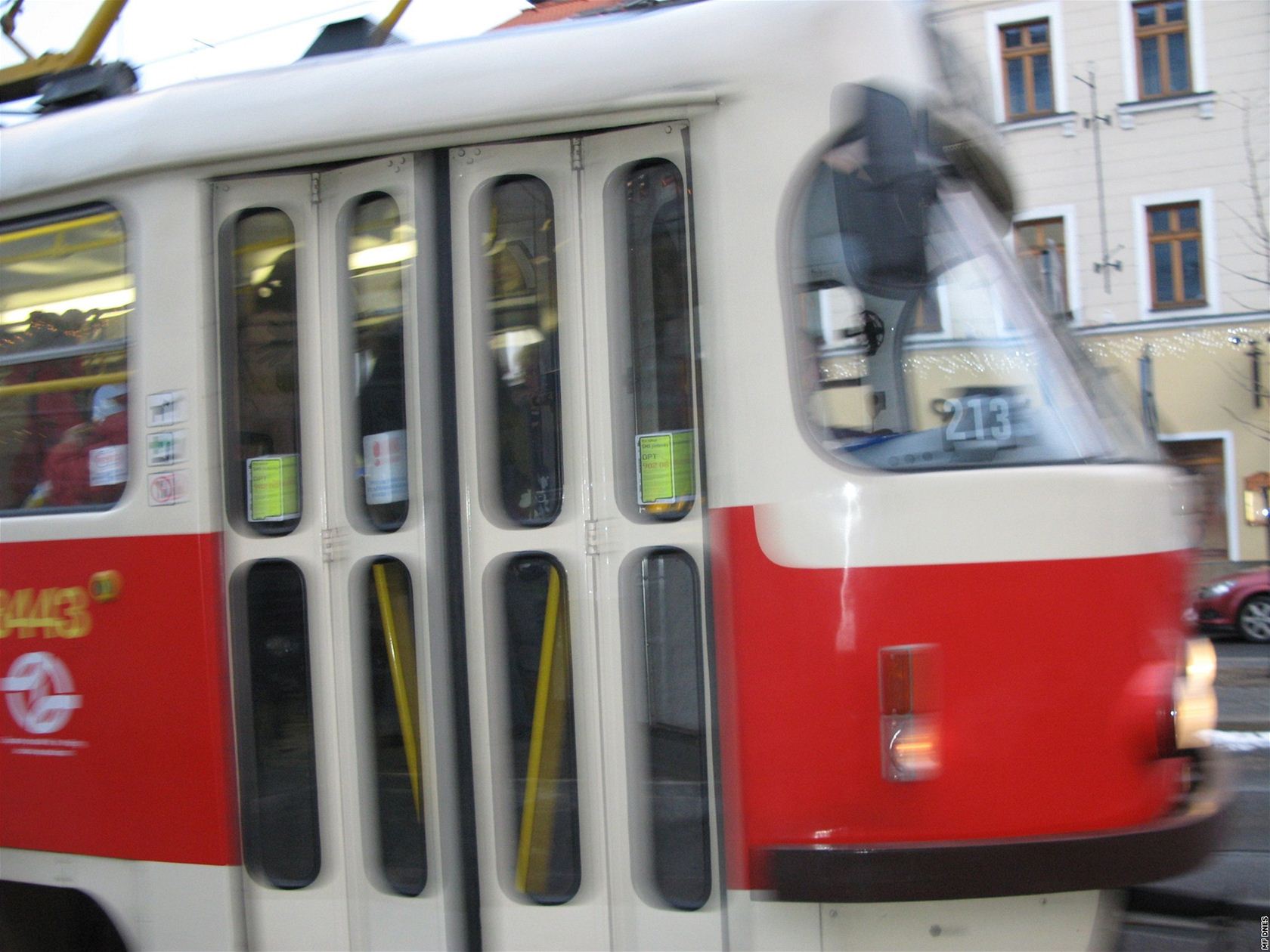 Tramvaj srazila �enu, která nehodu nep�e�ila. (Ilustra�ní snímek)