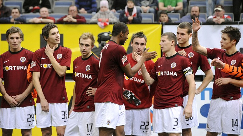 VYHRAJÍ? Spar�an�tí fotbalisté jsou podle kurz� hlavním favoritem ned�lního halového turnaje Fortuna Víkend �ampion� v Bratislav�.