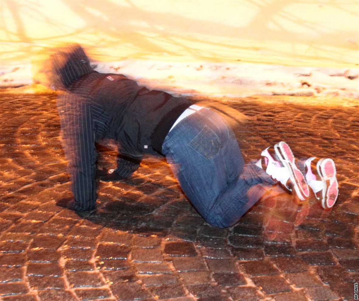 Vzhledem k mokrým povrch�m anebo mokrému sn�hu se bude místy tvo�it náledí. Ilustra�ní foto