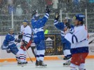 VEDEME! Hokejisté Komety Brno slaví první branku v síti Pardubic.