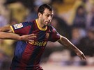 Javier Mascherano (vpravo) z Barcelony unik Saulu Fernandezovi z La Coruni.