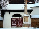 Devná zvonice se vstupní branou k rotund svaté Kateiny