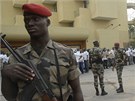 Vojáci Pobeí slonoviny ped hotelem Golf, odkud úaduje Alassan Ouattara (3. ledna 2011)