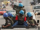 Mírové síly OSN v ulicích Abidanu. V zemi je asi 8 tisíc takzvaných modrých pileb (4. ledna 2011)