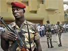 Vojáci Pobeí slonoviny, kteí jsou loajální Laurentu Gbagbovi, stojí ped hotelem Golf, odkud úaduje Alassan Ouattara (3. ledna 2011)
