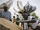Obyvatelé jiního Súdánu tancují pi shromádní v Dub na podporu rozdlení zem na dv ásti (7. ledna 2011)