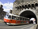Tramvaj projí�dí pod pra�ským Vy�ehradem. Ilustra�ní foto