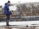 Likvidace ledu z plochodrnho stadionu ve Svtkov, kde se hrl hokej