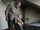 Pavlínka ila v provizorních podmínkách se svým ddou Andrejem Kocurem ve vybydleném dom v Lomu na Mostecku. (17. prosince 2009)