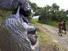 Kojící ena - sochy z hadce bn stojí v okolí Tengenenge 