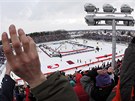 Pohled z jedné z tribun na plochodráním stadionu ve Svítkov u Pardubic pebudovaného na hokejovou arénu.