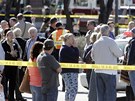Obyvatelé Tucsonu postávají na míst, kde útoník postelil kongresmanku Giffordsovou (8. ledna 2010)