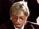 Jií Dienstbier (sedící vpravo) podepisuje rozputní Varavské smlouvy (25. února 1991)