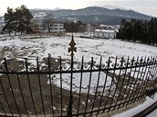 Nemocnin zahrada v rakouskm msteku Hall, kter skrv stovky lidskch ostatk (5. prosince 2010)