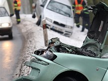 Hromadn nehoda esti aut na zledovatl silnici mezi Plzn a Chrstem