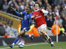 Fotbalista Arsenalu Tom Rosick se petlauje v zpase FA Cupu s Sanchezem Wattem z Leedsu. 