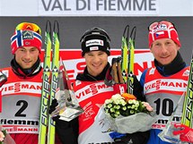 Trio nejlepch Tour de Ski 2011: zleva stbrn Petter Northug, zlat Dario Cologna a bronzov Luk Bauer