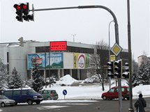 Světlo z reklamní tabule na kulturním domě ve Žďáru ruší řidiče při projíždění křižovatky.