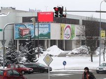 Světlo z reklamní tabule na kulturním domě ve Žďáru ruší řidiče při projíždění křižovatky.