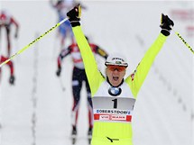 VTZN FINI. Slovinsk lyaka Petra Majdiov se v cli zvodu v Oberstdorfu raduje z vtzstv v klasickm sprintu