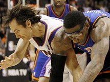 Amare Stoudemire (vpravo) z NY Knicks v souboji se Stevem Nashem z Phoenixu Suns.