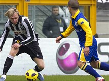 Milo Krasi z Juventusu (vlevo) se sna obejt Sebastiana Giovinca z Parmy v utkn italsk ligy.