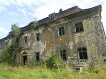 Zchátralý zámek v Ropici u Třince (snímek ze září 2006).
