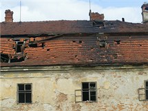 Zchátralý zámek v Ropici u Třince (snímek ze září 2006).