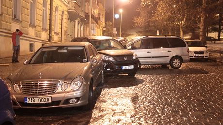Na zledovat�lé vozovce se v Nuslích srazila auta.