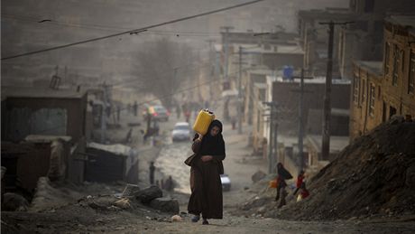 Afghánská ena nese kanystr s vodou v Kábulu
