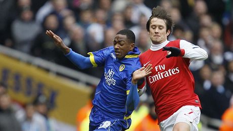 Fotbalista Arsenalu Tomá Rosický se petlauje v zápase FA Cupu s Sanchezem Wattem z Leedsu. 