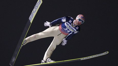 Martin Koch z Rakouska si letí pro vít�zství v závod� SP v Harrachov�.