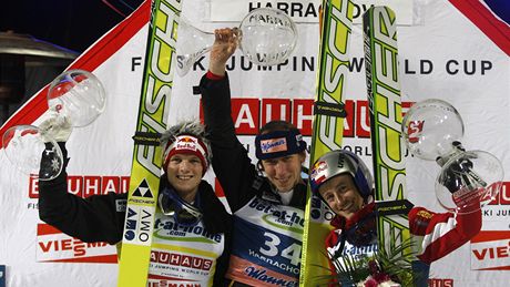 Stupn vítz závodu SP letc na lyích v Harrachov. Zleva druhý Thomas Morgenster, uprosted vítz Martin Koch (oba Rakousko) a vpravo tetí Polák Adam Malysz.
