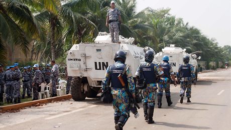 Vojáci OSN a modré pilby v Pobeí slonoviny (3. ledna 2011)