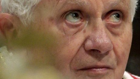 Pape Benedikt XVI. v bazilice sv. Petra (6. ledna 2011)